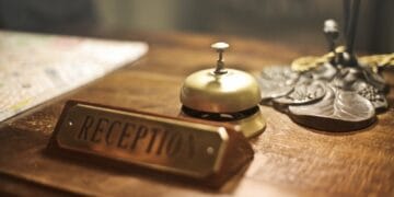 Angajat pe post de recepționer la un hotel, un tânăr, a plecat cu toate încasările. Este căutat și acum!