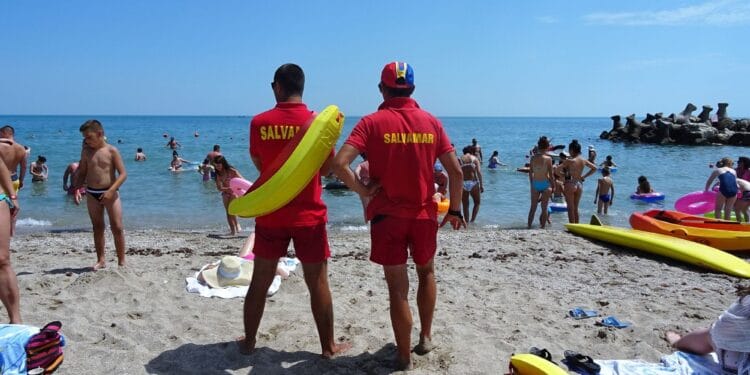 Fete salvate de la înec! S-au aventurat în larg iar curenții puternici le-au împiedicat să revină la mal!