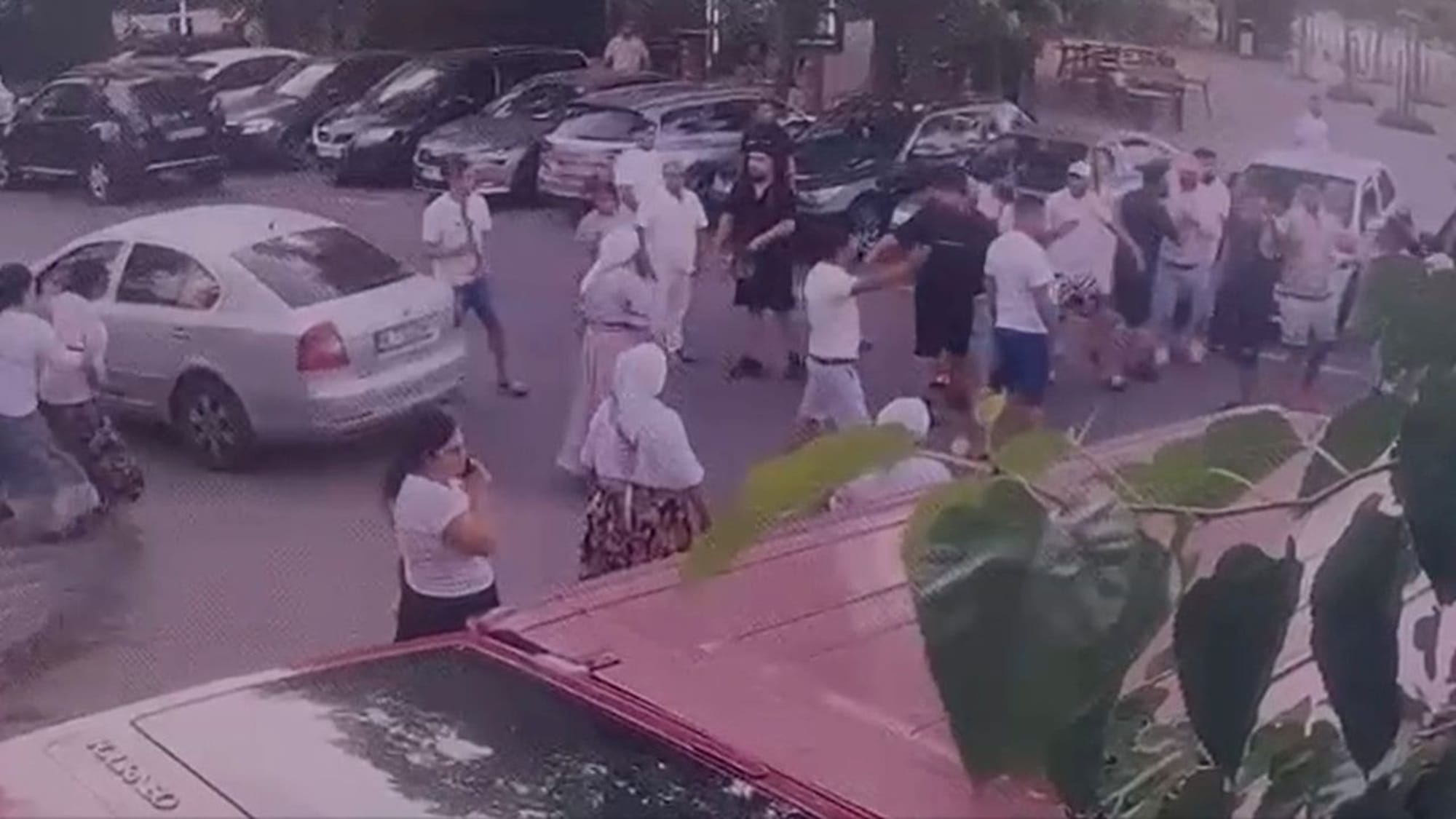 Două grupări s-au războit în fața unui spital! S-au luptat cu macete, bâte și cuțite, iar la final mai multe persoane au ajuns la Poliție! S-au făcut și arestări!