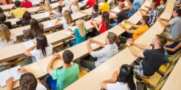 Șase pe un loc la o facultate! Tinerii iau atitudine! Nu mai vor să fie conduși de incompetenți! Trezirea unei generații”