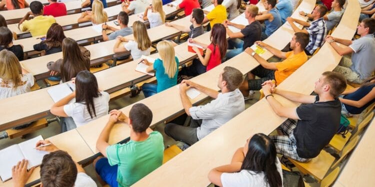 Șase pe un loc la o facultate! Tinerii iau atitudine! Nu mai vor să fie conduși de incompetenți! Trezirea unei generații”