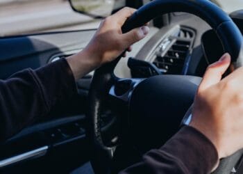 A încercat să-și omoare fosta parteneră, acum este arestat. Femeia este în spital, are nevoie de luni bune pentru recuperare!