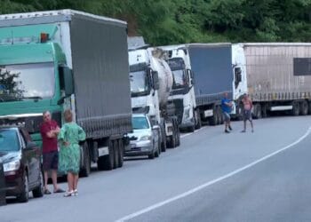 TRAFIC paralizat, șoferii blocați pe zeci de kilometri. O cisternă cu formol s-a răsturnat pe șosea!