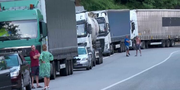 TRAFIC paralizat, șoferii blocați pe zeci de kilometri. O cisternă cu formol s-a răsturnat pe șosea!