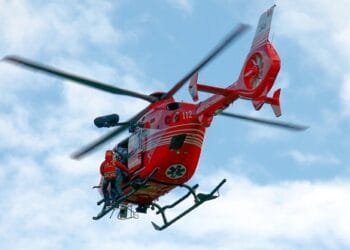 Salvamontiștii au avut o misiune de salvare a unei femei căzute într-o râpă în Retezat. Elicopterul a transportat victima la spital!