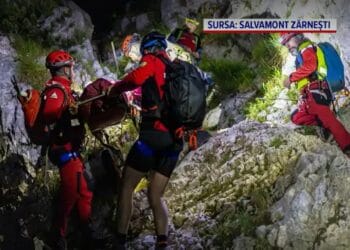 Femeie recuperată din Piatra Craiului, de salvamontiști. Prezenta o fractură urâtă la un picior! A fost coborâtă cu o targă!