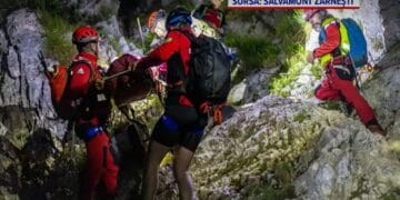 Femeie recuperată din Piatra Craiului, de salvamontiști. Prezenta o fractură urâtă la un picior! A fost coborâtă cu o targă!