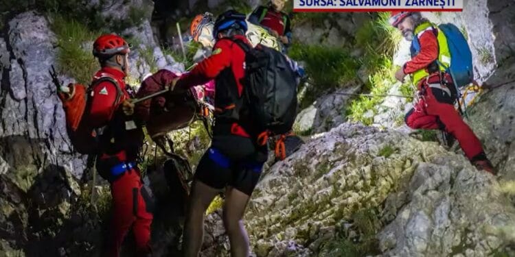 Femeie recuperată din Piatra Craiului, de salvamontiști. Prezenta o fractură urâtă la un picior! A fost coborâtă cu o targă!