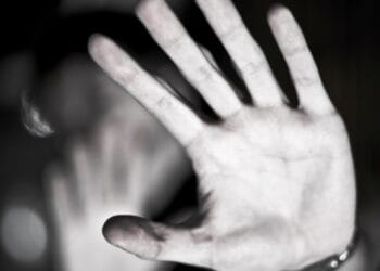 Violență la cote maxime. Un bărbat și-a bătut partenera și a amenințat-o cu un pistol. Ce s-a întâmplat cu femeia