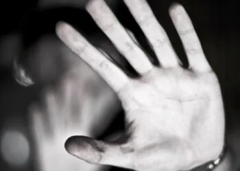 Violență la cote maxime. Un bărbat și-a bătut partenera și a amenințat-o cu un pistol. Ce s-a întâmplat cu femeia