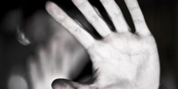 Violență la cote maxime. Un bărbat și-a bătut partenera și a amenințat-o cu un pistol. Ce s-a întâmplat cu femeia