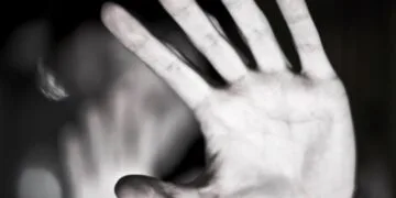 Violență la cote maxime. Un bărbat și-a bătut partenera și a amenințat-o cu un pistol. Ce s-a întâmplat cu femeia