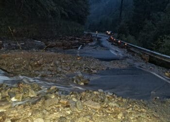Trafic blocat de viituri pe Transfăgărășan. Au intervenit jandarmii și pompierii! Cadrele IJJ mai caută și două persoane rătăcite pe traseul Vârful Moldoveanu și Stâna lui Burnei
