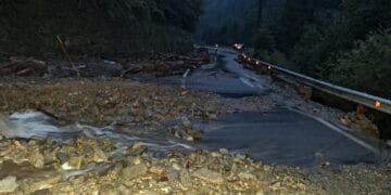 Trafic blocat de viituri pe Transfăgărășan. Au intervenit jandarmii și pompierii! Cadrele IJJ mai caută și două persoane rătăcite pe traseul Vârful Moldoveanu și Stâna lui Burnei