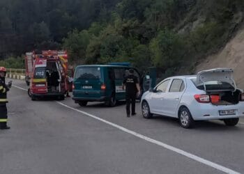 Doi morți într-un accident rutier! Șoferul a intrat cu mașina în autospeciala Poliției!