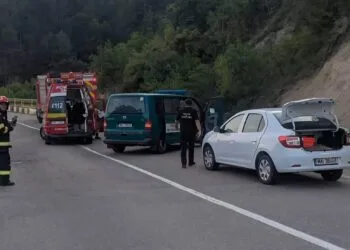Doi morți într-un accident rutier! Șoferul a intrat cu mașina în autospeciala Poliției!