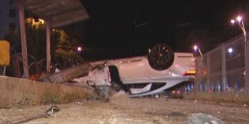 Cascadorie pe 13 septembrie! După o cursă nebună, unul dintre participanți a pus mașina cu roțile-n sus într-un refugiu de tramvai!