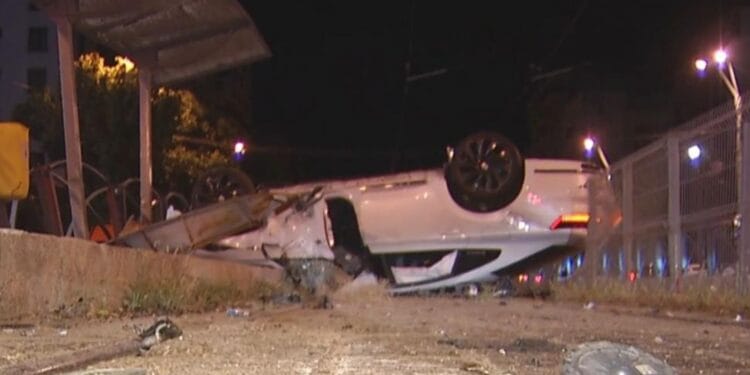 Cascadorie pe 13 septembrie! După o cursă nebună, unul dintre participanți a pus mașina cu roțile-n sus într-un refugiu de tramvai!