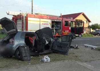 Copil de 3 ani, mort în accident. Stătea în brațele mamei și a fost proiectat prin parbriz!