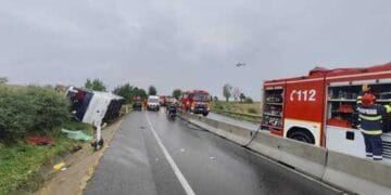 A fost activat Planul Roșu! Un autocar cu 20 de persoane s-a răsturnat! Un bărbat a murit!