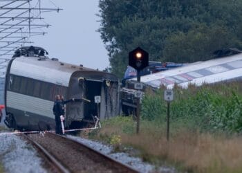 Tragedie pe calea ferată. Un tren plin de elevi a deraiat, după un impact puternic. O persoană a murit și aproximativ 20 de persoane au fost rănite
