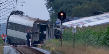 Tragedie pe calea ferată. Un tren plin de elevi a deraiat, după un impact puternic. O persoană a murit și aproximativ 20 de persoane au fost rănite