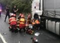 Accident grav pe șosele. Au fost implicate un autotren, un autocar și o motocicletă. Conducătorul de pe moto, a murit pe loc!