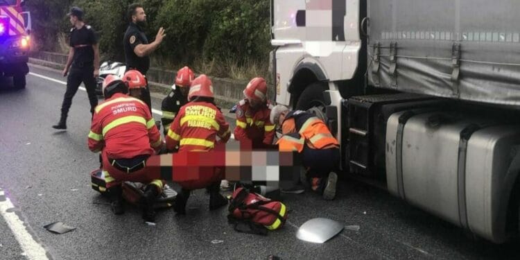 Accident grav pe șosele. Au fost implicate un autotren, un autocar și o motocicletă. Conducătorul de pe moto, a murit pe loc!