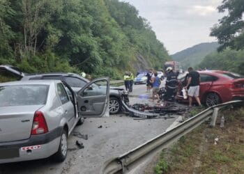 Impact devastator pe șoselele din Bulgaria. 5 români, printre care și doi copii răniți după ce un șofer român a provocat un accident în lanț