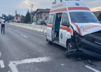 O ambulanță în misiune ce transporta un bebeluș în stare gravă a fost lovită de o mașină! Ce ghinion