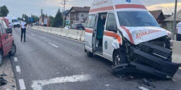 O ambulanță în misiune ce transporta un bebeluș în stare gravă a fost lovită de o mașină! Ce ghinion
