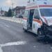 O ambulanță în misiune ce transporta un bebeluș în stare gravă a fost lovită de o mașină! Ce ghinion