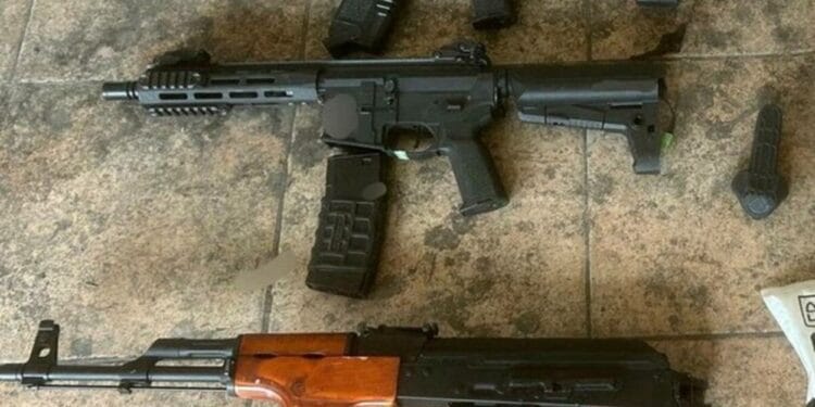 A furat arme de tip airsoft dintr-o bază sportivă și a încercat să le vândă! Polițiștii au descoperit armele într-o casă părăsită!