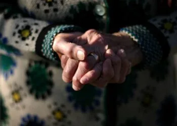 Bătrână tâlhărită într-un centru comercial. Victima avea asupra ei 150 de mii de lei!