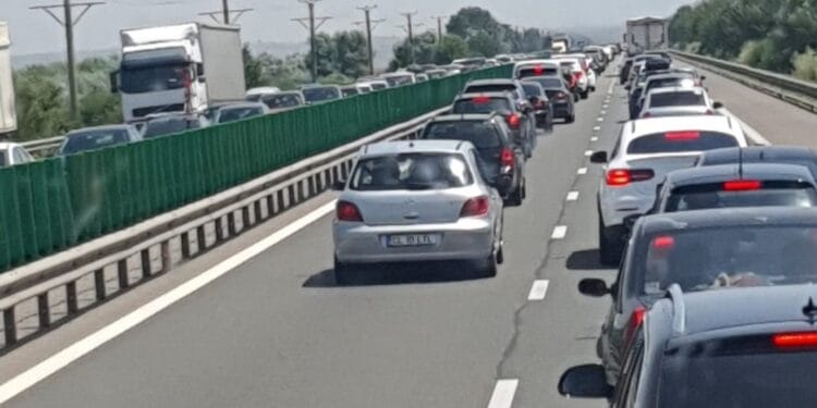 Blocaj pe Autostrada Soarelui! Șoferii au stat bară la bară pe ambele sensuri de mers! Coloanele au depășit 10 kilometri!
