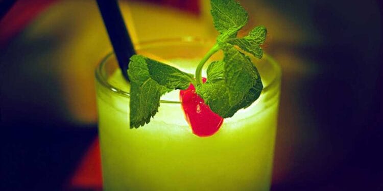 Un cocktail a lăsat o turistă fără vedere! Aceasta petrecea într-un club de noapte. A consumat un amestec ce ar fi putut să o omoare!