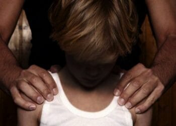 Diplomat arestat pentru că a abuzat trei minori din vecini. Aceștia se aflau în vizită la copiii agresorului!