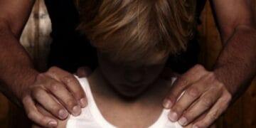 Diplomat arestat pentru că a abuzat trei minori din vecini. Aceștia se aflau în vizită la copiii agresorului!