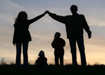 Aproape 55 de mii de copii nu au părinții lângă ei! În majoritatea cazurilor cei din familie sunt plecați din România!