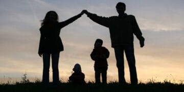 Aproape 55 de mii de copii nu au părinții lângă ei! În majoritatea cazurilor cei din familie sunt plecați din România!