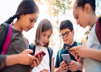 SĂNĂTATE cu SENS. Scrolling sau sport? Cel mai mare semnal de alarmă pentru părinți: tot mai mulți copii aleg cu totul altceva în locul mișcării