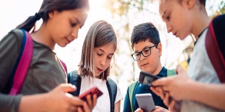 SĂNĂTATE cu SENS. Scrolling sau sport? Cel mai mare semnal de alarmă pentru părinți: tot mai mulți copii aleg cu totul altceva în locul mișcării