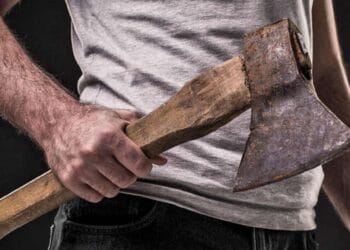 Un bărbat și-a ucis partenera de viață cu un topor! Scenele groaznice s-au petrecut în fața copiilor minori!