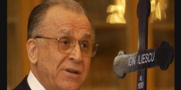 Detaliu neașteptat pe crucea lui Ion Iliescu. Ce lipsește în aceste momente decisive ale vieții lui. Românii habar nu au avut asta!