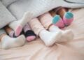 Ce modificări se produc în organism dacă dormi cu șosete în picioare. Cu sau fără? Asta e întrebarea!