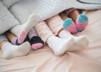 Ce modificări se produc în organism dacă dormi cu șosete în picioare. Cu sau fără? Asta e întrebarea!