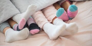 Ce modificări se produc în organism dacă dormi cu șosete în picioare. Cu sau fără? Asta e întrebarea!