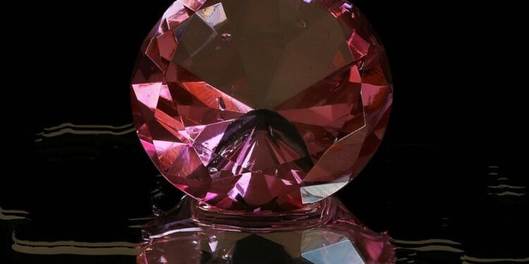 Furt de 25 de milioane de dolari! Autorii, trei bărbați, au furat un diamant roz foarte rar! Nu s-au bucurat prea mult de captură, pentru că polițiștii au pus mâna pe ei!