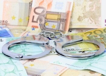 Evaziune fiscala cu un prejudiciu de 600.000 de lei! Administratorii unei societăți au ”uitat” să bage în contabilitate unele venituri!