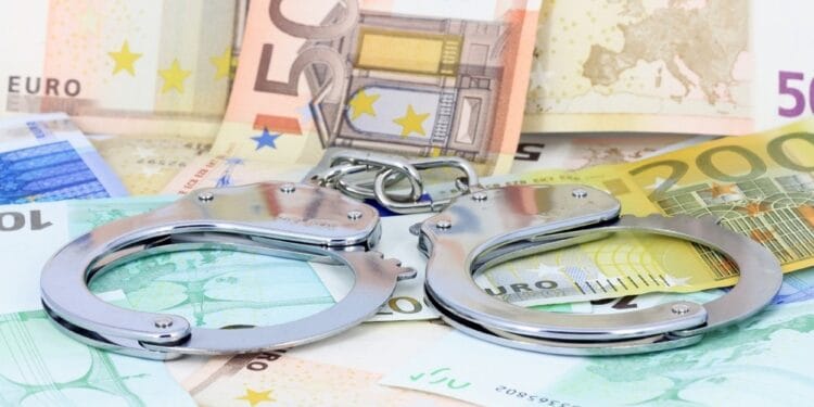 Evaziune fiscala cu un prejudiciu de 600.000 de lei! Administratorii unei societăți au ”uitat” să bage în contabilitate unele venituri!